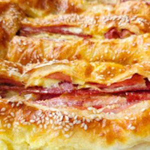 Gurmanluk koji se pamti: Pita sa šunkom i sirom neodoljivo je dobra, a jedna tepsija biće vam malo