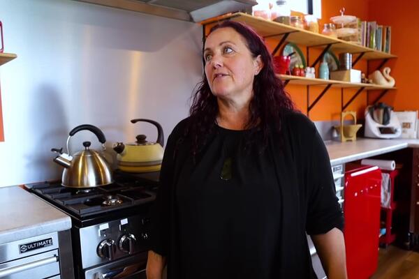 Posle razvoda promenila život iz korena: Napravila kuću od kontejnera, ne plaća račune i uživa! (VIDEO)