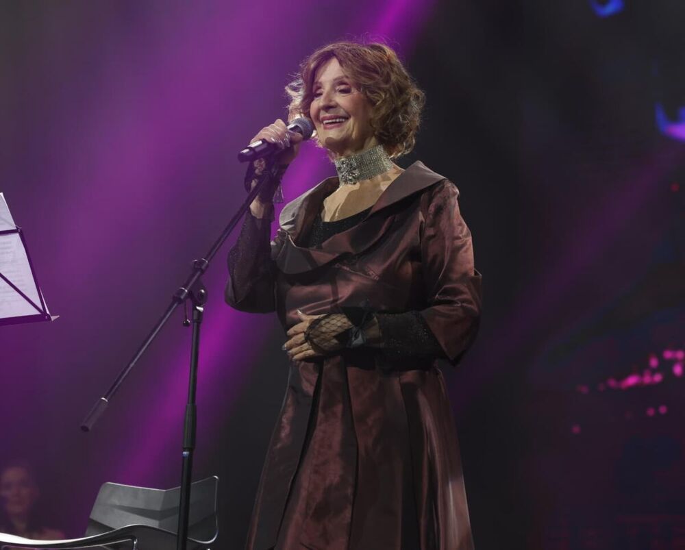 ZAŠTO SRBIJA PRIČA O NJENOM STAJLINGU? Lepa mlađim koleginicama zadala težak zatak, ovaj čovek je glavni 