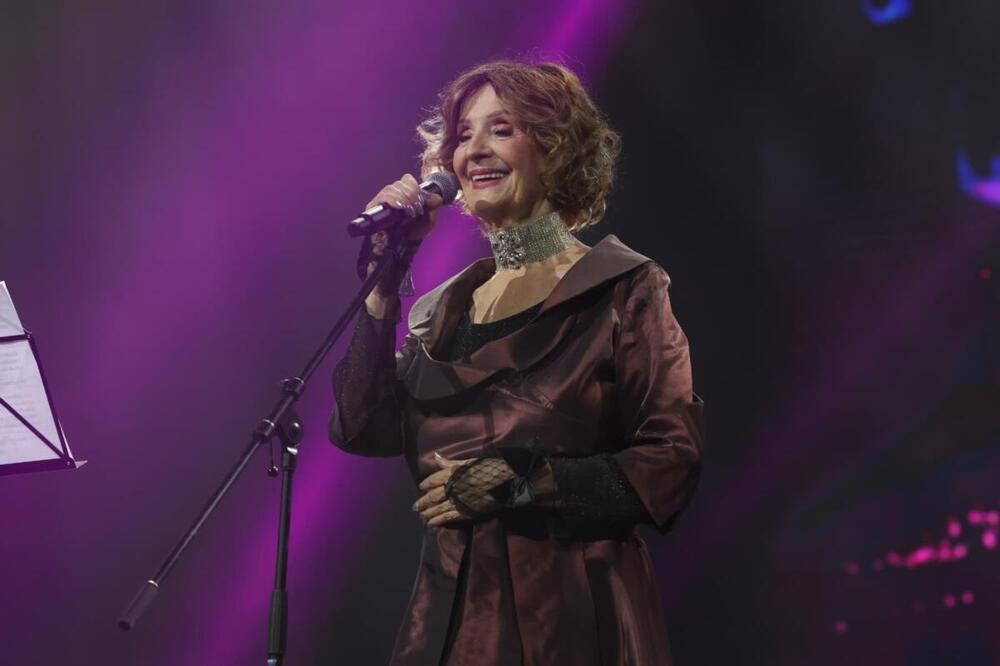 ZAŠTO SRBIJA PRIČA O NJENOM STAJLINGU? Lepa mlađim koleginicama zadala težak zatak, ovaj čovek je glavni "krivac"