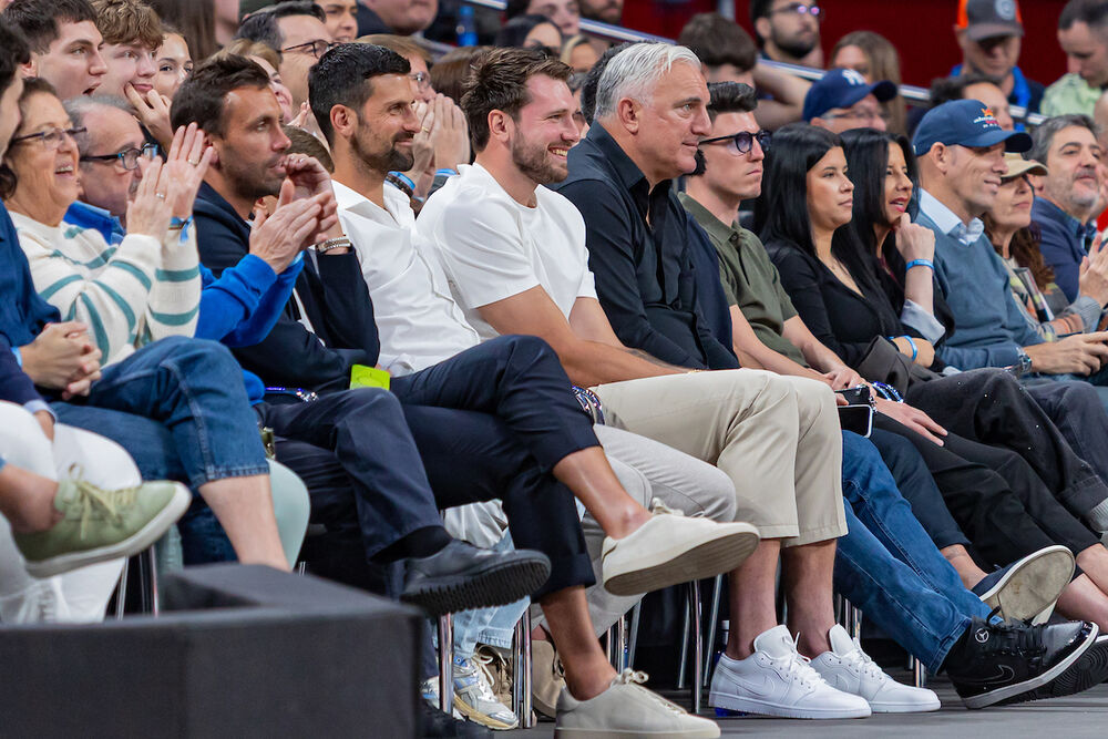 Stefan, Novak, Luka i Saša Dončić na utakmici Real Madrida i Crvene zvezde u sezoni 2025/26 Evrolige