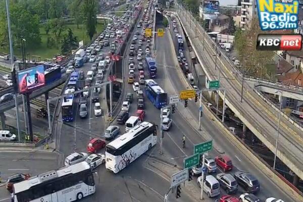 KRKLJANAC U OVIM DELOVIMA BEOGRADA: Kolone duge više stotina metara - nema pomeranja, VOZILA STOJE U MESTU (FOTO)