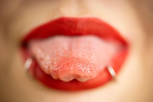 "UMREĆU": Kašljala više od MESEC dana, pa je kod lekara sačekao HOROR! Zaglavilo joj se TIK DO AORTE