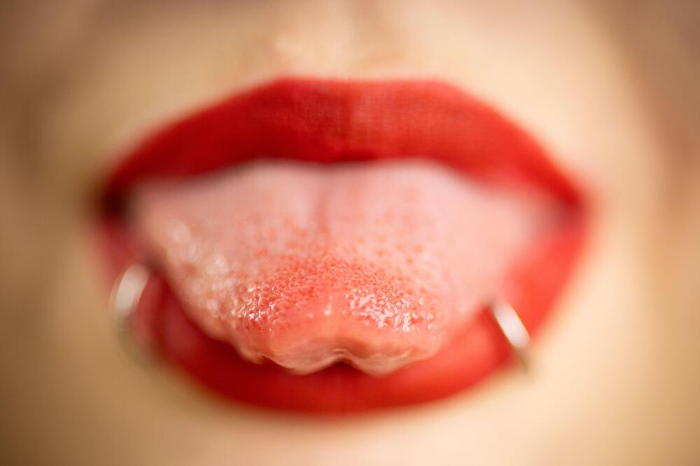 "UMREĆU": Kašljala više od MESEC dana, pa je kod lekara sačekao HOROR! Zaglavilo joj se TIK DO AORTE