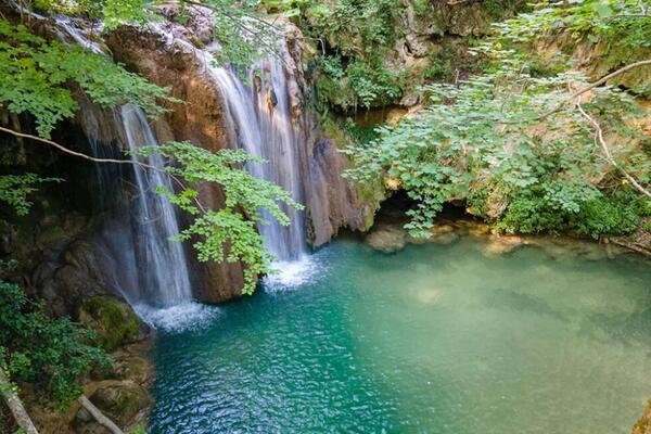 Ovo nije Bali - ovo je Srbija - nestvarna lepota na istoku: Ovaj vodopad je visok 7 metara, boja ostavlja bez reči