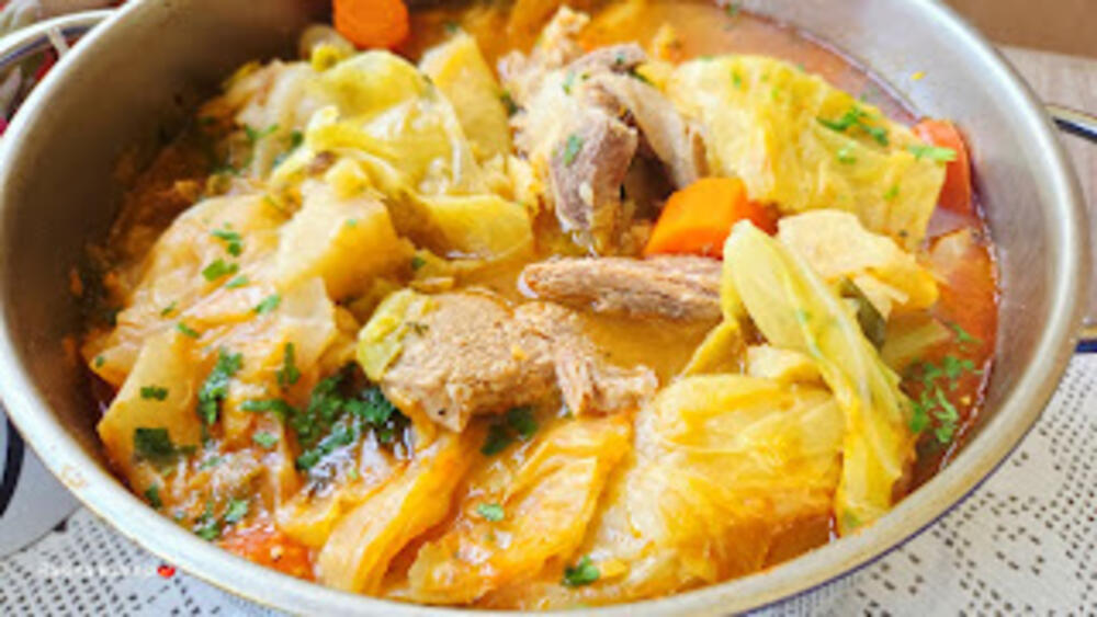 Kako se kuva prvi mladi sladak kupus sa krmenadlama: Majstorski ručak po bakinom receptu, ovo vredi probati