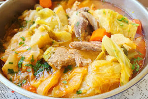 Kako se kuva prvi mladi sladak kupus sa krmenadlama: Majstorski ručak po bakinom receptu, ovo vredi probati