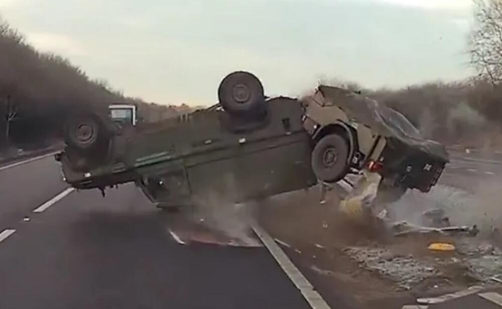 Vozilo se prevrnulo, vojnici teško povređeni: Audi im presekao put, pogledajte snimak stravične nesreće (VIDEO)