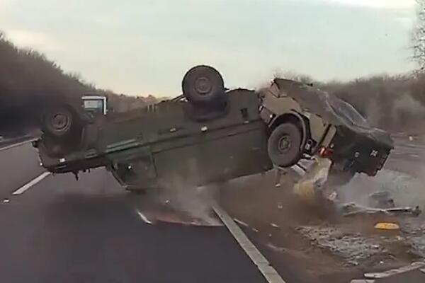 Vozilo se prevrnulo, vojnici teško povređeni: Audi im presekao put, pogledajte snimak stravične nesreće (VIDEO)