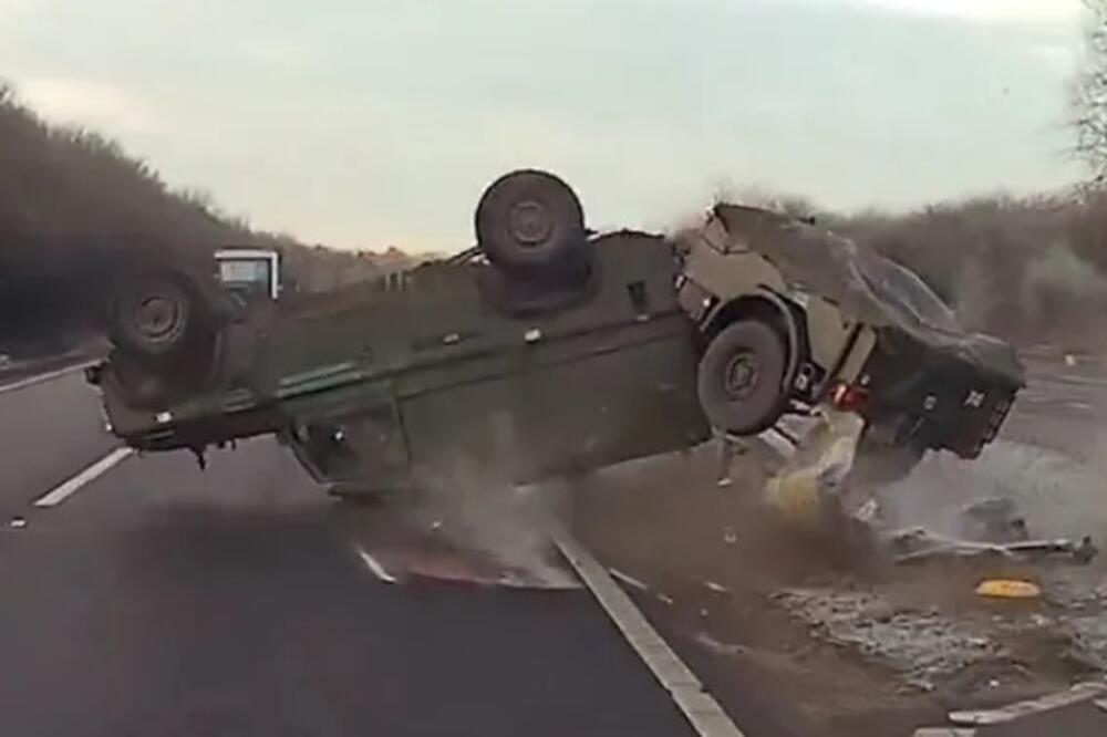 Vozilo se prevrnulo, vojnici teško povređeni: Audi im presekao put, pogledajte snimak stravične nesreće (VIDEO)