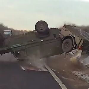 Vozilo se prevrnulo, vojnici teško povređeni: Audi im presekao put, pogledajte snimak stravične nesreće (VIDEO)