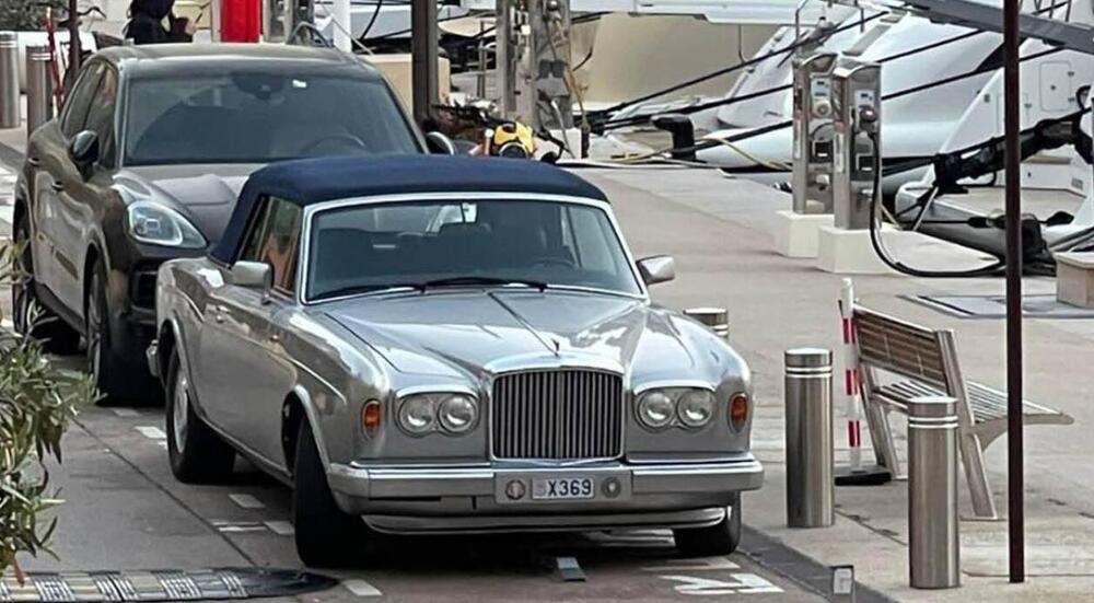 Melina i milioner stigli u oldtajmeru od 250.000 € u opštinu! Obezbeđenje ih štiti, automobil RUČNO SASTAVLJEN