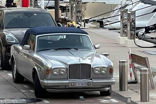 Melina i milioner stigli u oldtajmeru od 250.000 &euro; u opštinu! Obezbeđenje ih štiti, automobil RUČNO SASTAVLJEN