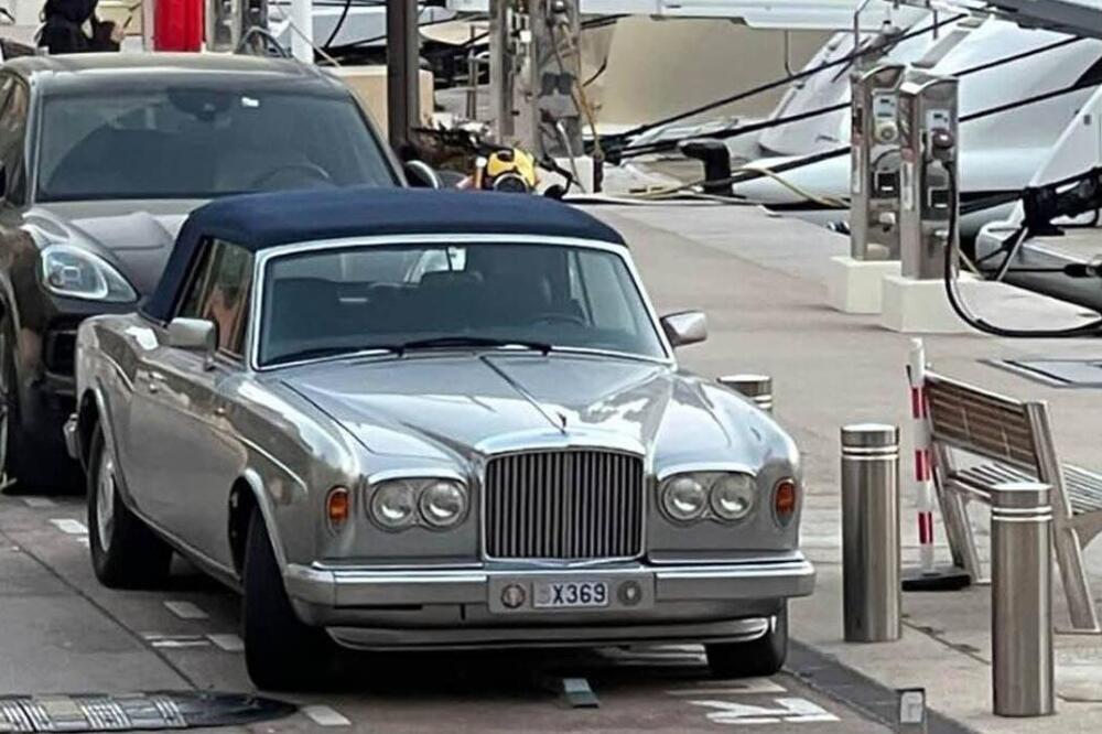 Melina i milioner stigli u oldtajmeru od 250.000 &euro; u opštinu! Obezbeđenje ih štiti, automobil RUČNO SASTAVLJEN