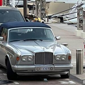 Melina i milioner stigli u oldtajmeru od 250.000 &euro; u opštinu! Obezbeđenje ih štiti, automobil RUČNO SASTAVLJEN