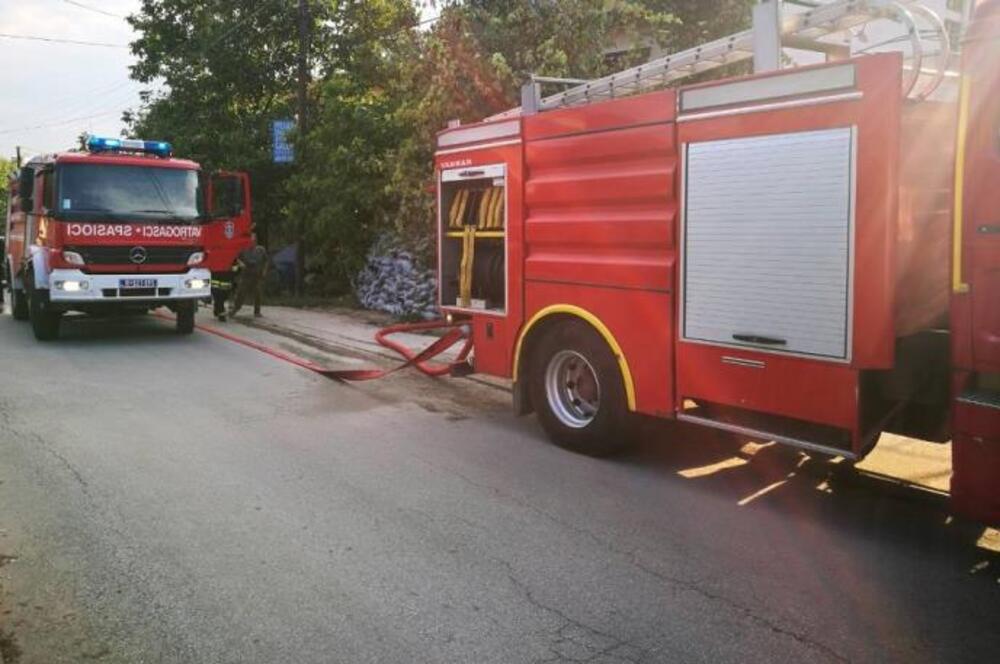 Veliki požar u Zrenjaninu: Buktinja zahvatila bivšu fabriku, popadali delovi krova, vatrogasci na terenu (VIDEO)