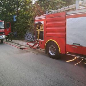 Veliki požar u Zrenjaninu: Buktinja zahvatila bivšu fabriku, popadali delovi krova, vatrogasci na terenu (VIDEO)