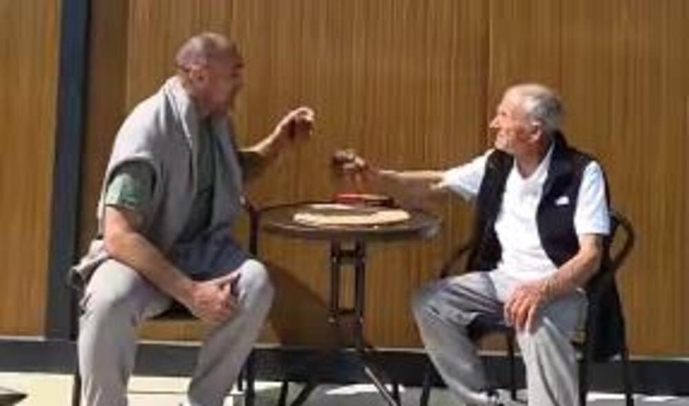 DEKA MIROSLAV ŽIVEO ISPOD ZEMLJE, BEZ STRUJE I VODE: Sada ima novu kuću, humanitarac Marko opet učinio čudo (VIDEO)