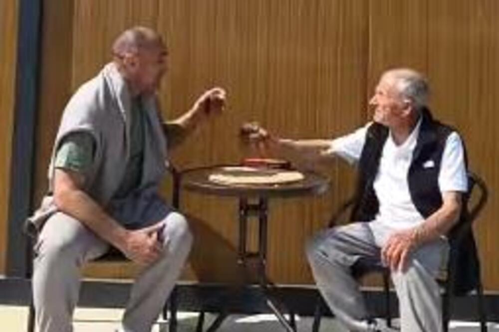 DEKA MIROSLAV ŽIVEO ISPOD ZEMLJE, BEZ STRUJE I VODE: Sada ima novu kuću, humanitarac Marko opet učinio čudo (VIDEO)