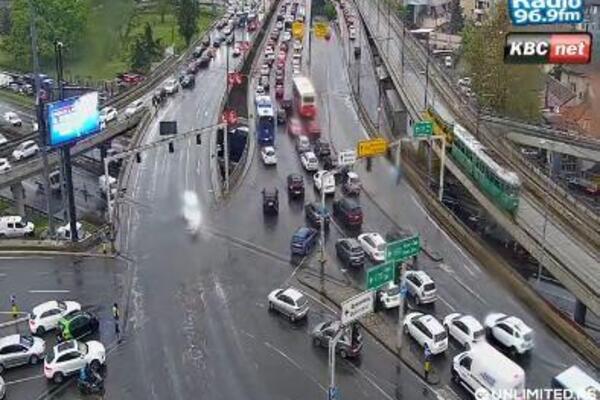 U Beogradu lije kao iz kabla, saobraćaj je doslovno stao! Centar stoji, gužve na Autokomandi, ovo je noćna mora