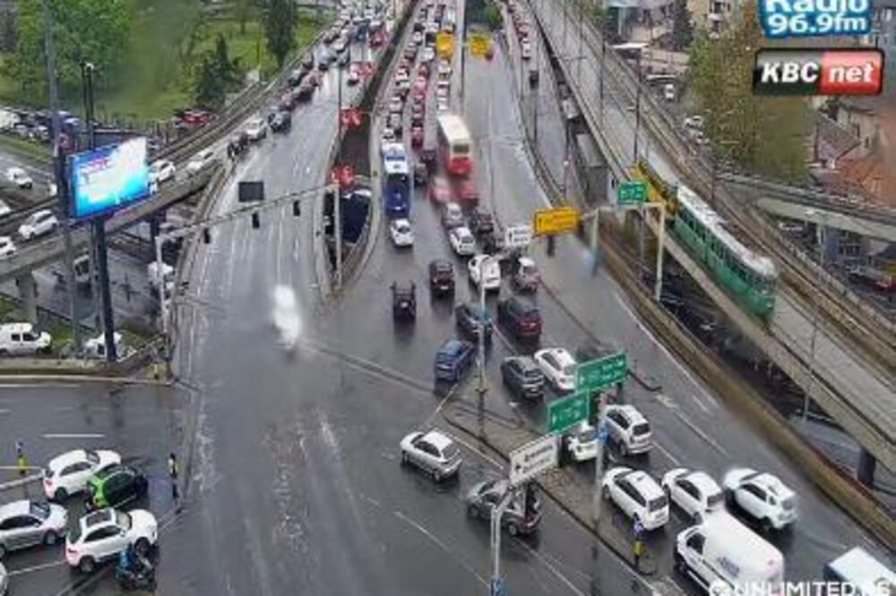 U Beogradu lije kao iz kabla, saobraćaj je doslovno stao! Centar stoji, gužve na Autokomandi, ovo je noćna mora