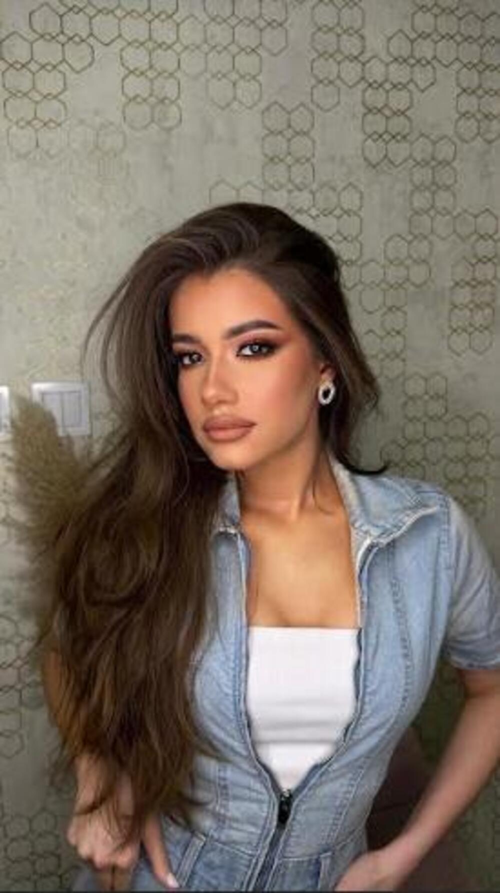 DELO MAJKE PRIRODE ILI PLASTIČARA? O njenim vrelim nastupima bruji Srbija, a istina će sve da šokira