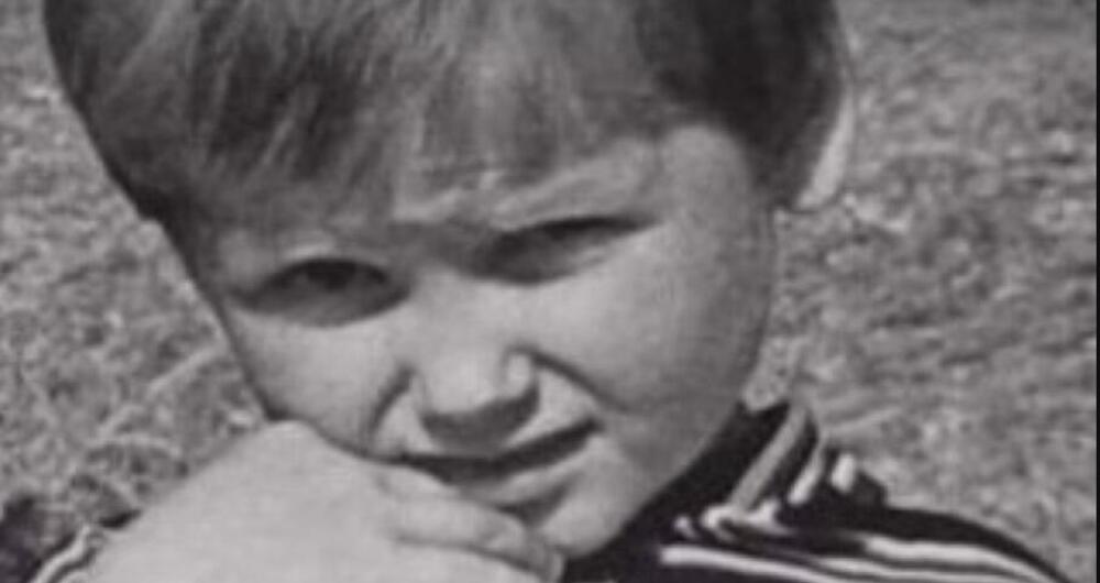 OVO JE JEDINA KOJA JOJ NIJE IZGORELA! Znate li ko je devojčica sa slike? Majka je puštala u ultra kratkom MINIĆU