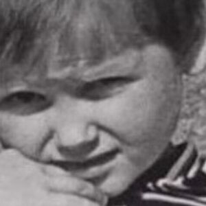 OVO JE JEDINA KOJA JOJ NIJE IZGORELA! Znate li ko je devojčica sa slike? Majka je puštala u ultra kratkom MINIĆU