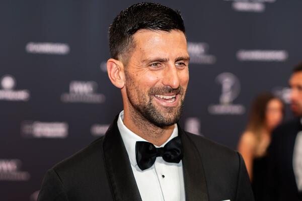 Selfi za Luvr: Domaćin Novak Đoković u društvu fudbalskih ikona (Foto)