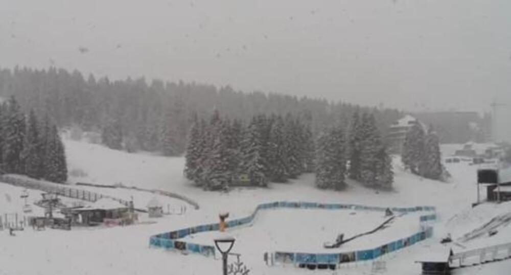 Zavejalo kao usred zime i ne prestaje da pada: Evo gde će se još u Srbiji zabeleti danas, vraća nam se sneg!