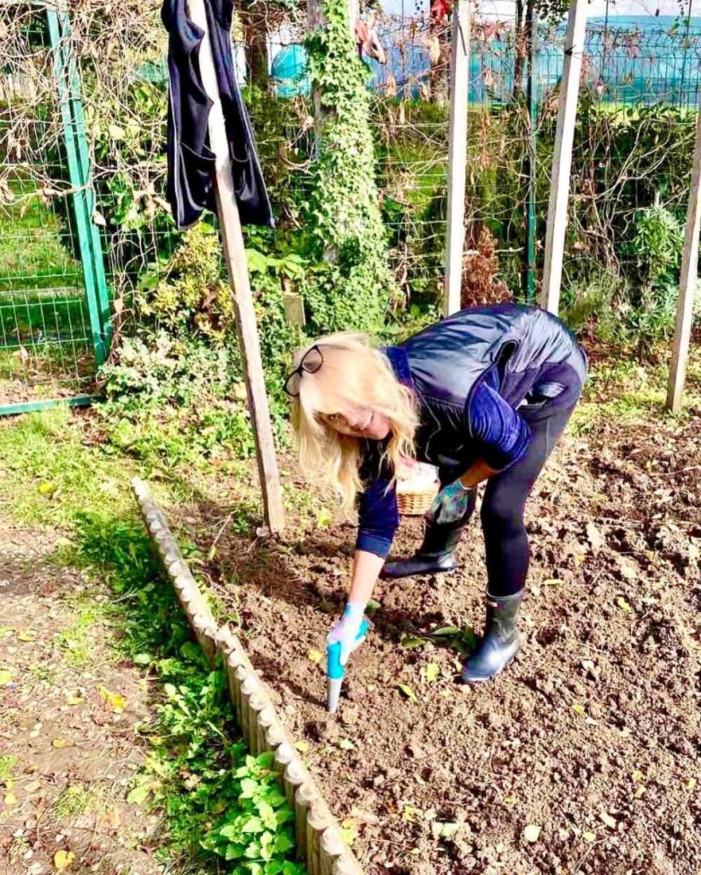 IMA LI NEKO LEPŠE DVORIŠTE OD OVE ŽENE? Na Košutnjaku napravila pravi raj, izgleda kao boginja, a domaćica je za 10