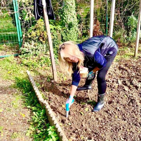 IMA LI NEKO LEPŠE DVORIŠTE OD OVE ŽENE? Na Košutnjaku napravila pravi raj, izgleda kao boginja, a domaćica je za 10