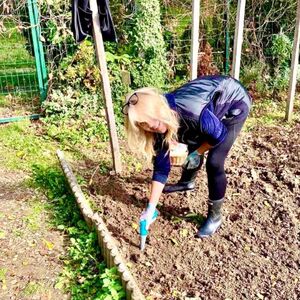 IMA LI NEKO LEPŠE DVORIŠTE OD OVE ŽENE? Na Košutnjaku napravila pravi raj, izgleda kao boginja, a domaćica je za 10