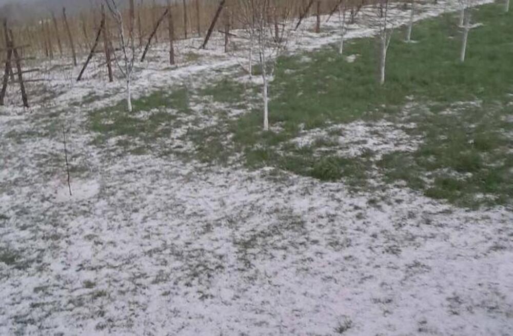 Jako olujno nevreme pogodilo ovaj srpski grad, padao grad veličine oraha: Meštani očajni, uništene im maline!