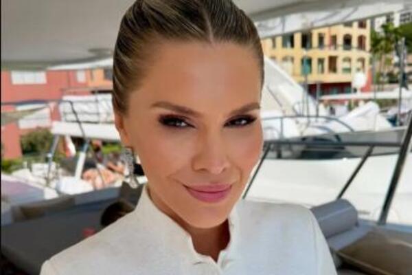 ISPLIVALO PRAVO MELININO LICE! Prvu bračnu noć sa 70-godišnjakom IMALA NA JAHTI, SLIKE IZAŠLE U JAVNOST!