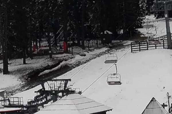 U ovom delu Srbije sneg pada već 24 sata: Zavejalo kao da je januar, ne vidi se prst pred okom (FOTO)