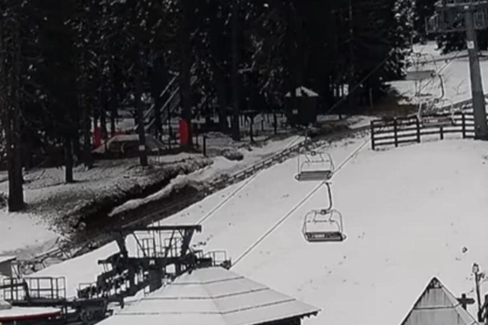 U ovom delu Srbije sneg pada već 24 sata: Zavejalo kao da je januar, ne vidi se prst pred okom (FOTO)