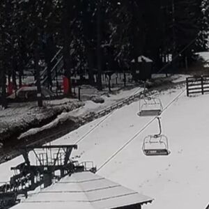 U ovom delu Srbije sneg pada već 24 sata: Zavejalo kao da je januar, ne vidi se prst pred okom (FOTO)