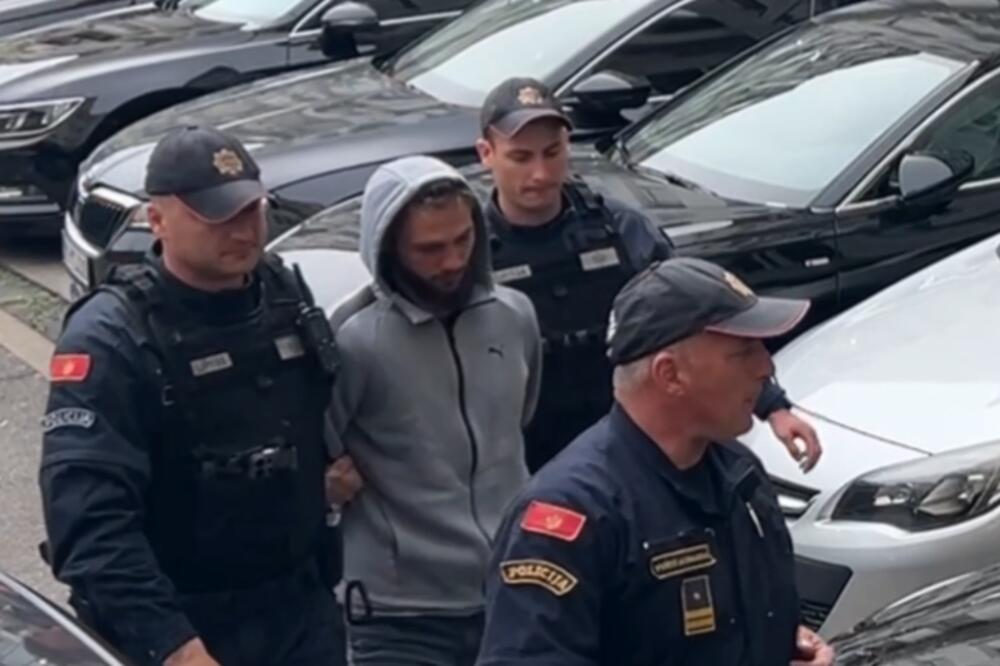 Trostruki ubica iz Podgorice priveden na saslušanje! Prate ga tri policajca, ruke u lisicama, sve vreme gleda u...