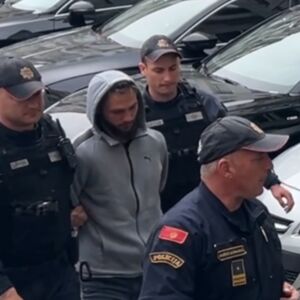 Trostruki ubica iz Podgorice priveden na saslušanje! Prate ga tri policajca, ruke u lisicama, sve vreme gleda u...