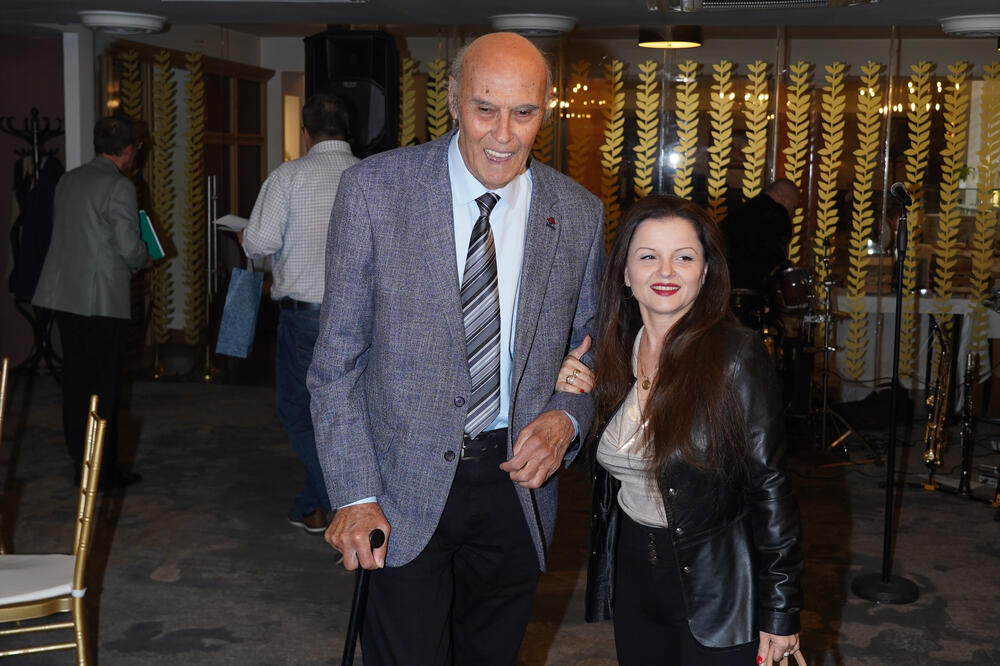 "ZNAMO DA BI MNOGI ŽELELI OVAKO" U mladosti ga žene obožavale, a sad ga ljubi 41 godinu mlađa koleginica