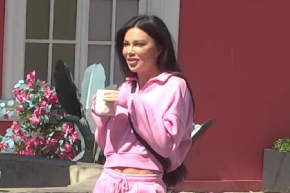 "PORED MENE JE BIO GOSPODIN, SAD GA GLEDAMO KAO KERA" Stanija likuje nad onim što Asmin proživljava, ne štedi ga