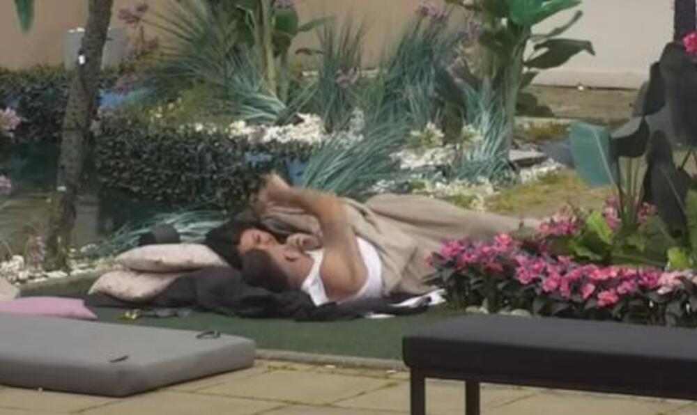 VOLE KAD IH SVI GLEDAJU! Izbila mu zube, pa zamalo pala VRELA AKCIJA ispod POKRIVAČA! I TO NA ŠOK MESTU