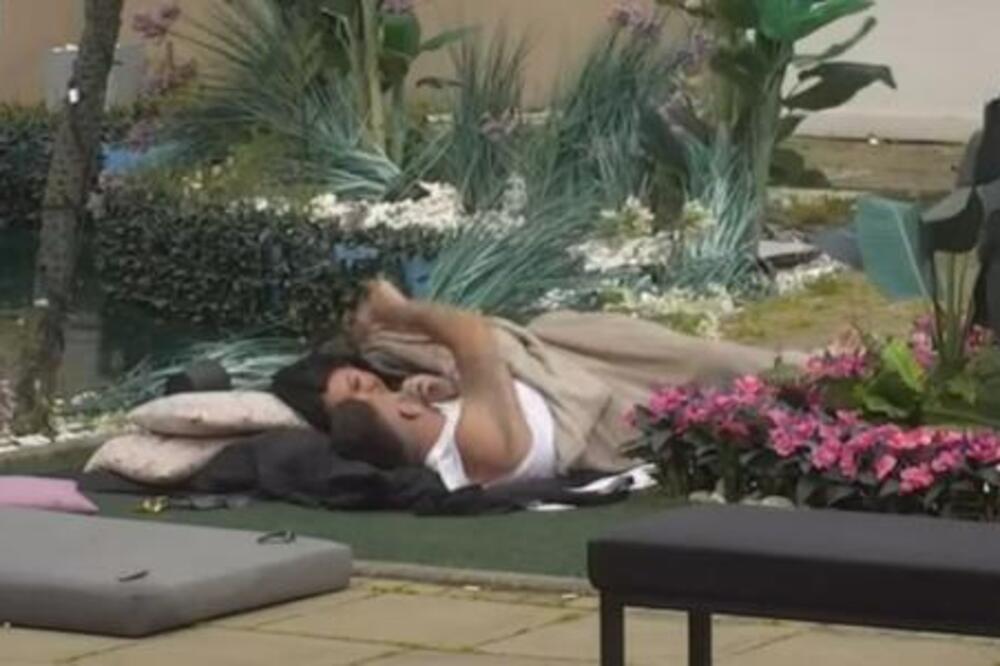 VOLE KAD IH SVI GLEDAJU! Izbila mu zube, pa zamalo pala VRELA AKCIJA ispod POKRIVAČA! I TO NA ŠOK MESTU