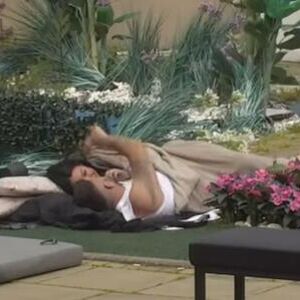 VOLE KAD IH SVI GLEDAJU! Izbila mu zube, pa zamalo pala VRELA AKCIJA ispod POKRIVAČA! I TO NA ŠOK MESTU