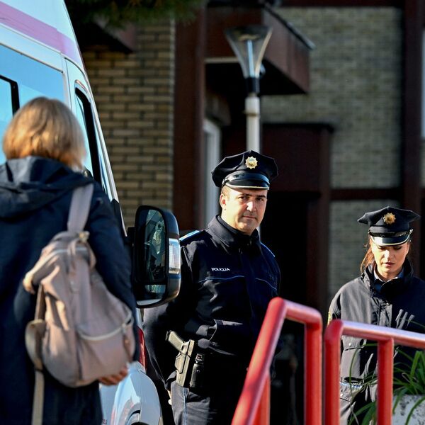 DEČAK SILOVAO TRUDNU SESTRU, MAJKA JE BACILA SA TERASE! Nezapamćen horor u Velikoj Kladušu, stradalo NEROĐENO DETE