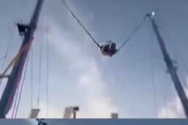 SNIMAK DA PRETRNEŠ! Pukla sajla na žičari, 2 DECE ostalo zarobljeno! Horor na 90 metara iznad zemlje