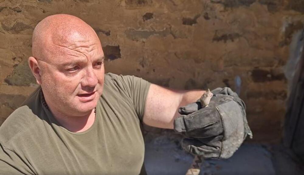 "VIDIŠ KAKO BACA OTROV": Vladica se borio sa POSKOKOM ispred kuće, on se NIJE predavao!