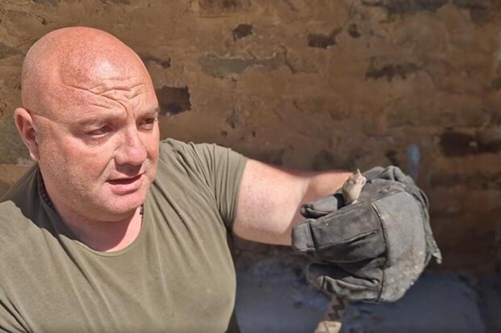 "VIDIŠ KAKO BACA OTROV": Vladica se borio sa POSKOKOM ispred kuće, on se NIJE predavao!