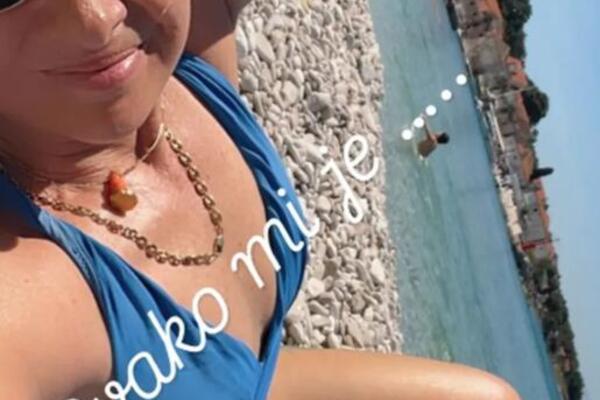 PODELILA FOTKU U KUPAĆEM, OD PRIZORA PADAJU VILICE: Udovica čuvenog pevača u 59. godini zapalila mreže (FOTO)